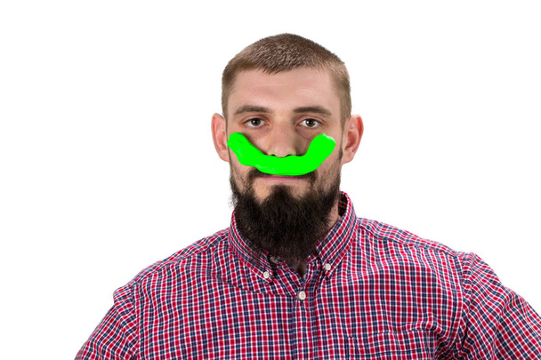 Homme barbu drôle avec de l'argile verte au lieu de moustaches. Portrait
  - Photo, image