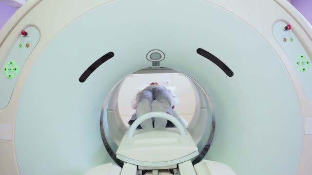 MRI diagnoza dorosły człowiek w szpitalu - Materiał filmowy, wideo