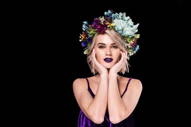 紫色のドレスと黒に分離された花の花輪でポーズ ブロンドの女の子 - 写真・画像
