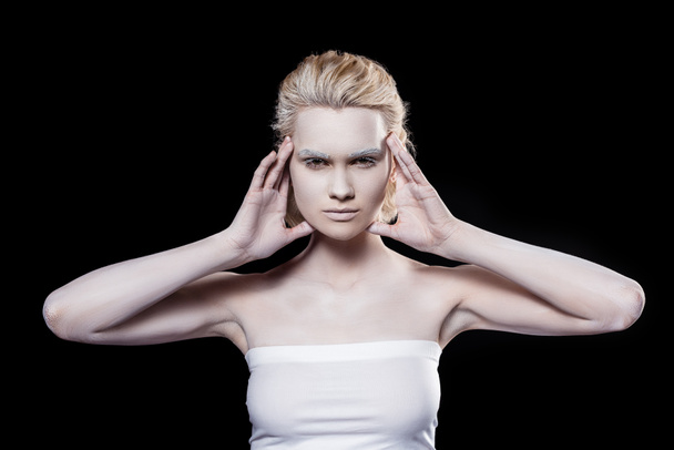красива молода жінка з білим макіяжем позує за модну стрілянину, ізольована на чорному
 - Фото, зображення