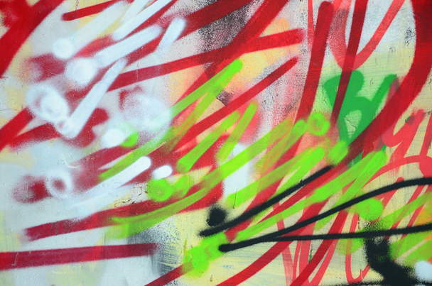 Frammento ravvicinato di un disegno di graffiti applicato alla parete da vernice aerosol. Immagine di sfondo di una composizione moderna di linee e aree colorate. Street art concept
 - Foto, immagini