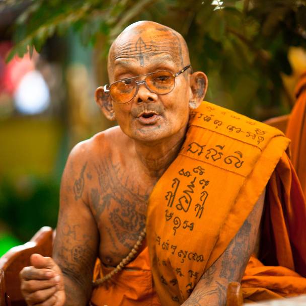 Ко Чанг, Таїланд - 28 листопада: buddhist-лама благословляє учасників фестивалю Лой krathong, 28 Лис 2012 на Чанг Таїланд. - Фото, зображення