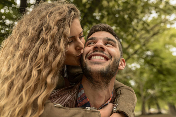Erkek arkadaşıyla sarılma ve tatlı duygular gösterilen genç kadın - Fotoğraf, Görsel
