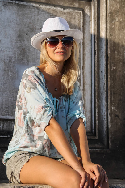 Красивая женщина в белой шляпе в Венеции, Италия
 - Фото, изображение