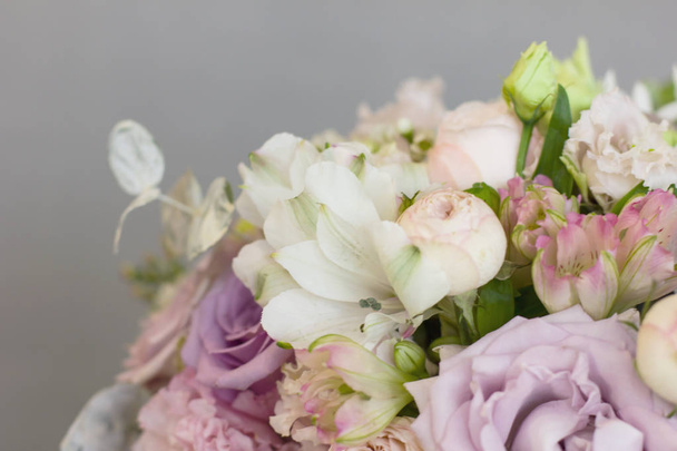 Το λιλά τριαντάφυλλο f λεπτή floral μπουκέτο από ρουστίκ σε γκρίζο φόντο - Φωτογραφία, εικόνα