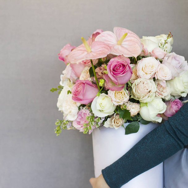 Прекрасный букет различных роз в белой коробке в руках женщины
 - Фото, изображение
