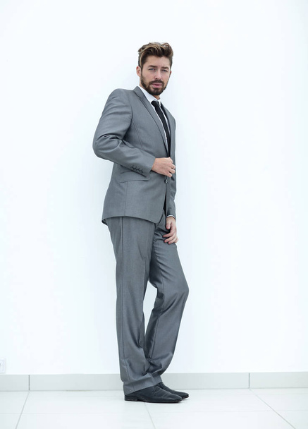side view of an arrogant stylish man in suit - Foto, Bild