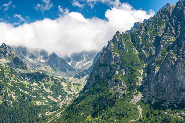 Paysage de montagnes dans le Parc National des Hautes Tatras
. - Photo, image