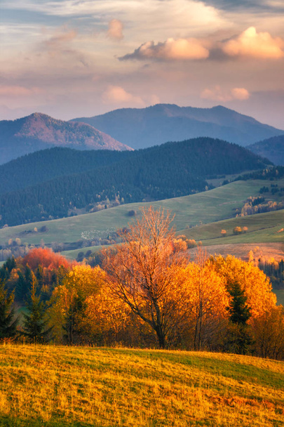 Krajobraz górski o zachodzie słońca w jesieni. - Zdjęcie, obraz