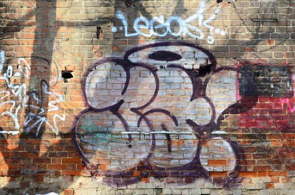 La vecchia parete, dipinta a colori graffiti disegno rosso aerosol vernici. Immagine di sfondo sul tema del disegno graffiti e street art
 - Foto, immagini