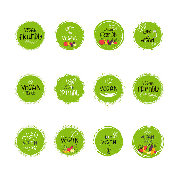 Set van vector eco, bio groen logo of teken. Vegan gezonde voeding badge, tag voor cafetaria, restaurants, producten verpakking. Hand getrokken bladeren, takken, plant elementen met belettering. Organische ontwerp met cirkel. - Vector, afbeelding