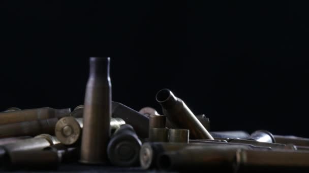 náboje, střelivo, umístěné na černý stůl - Záběry, video