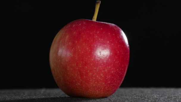 όμορφο κόκκινο μήλο σε περιστροφή με ψιλόβροχο - Πλάνα, βίντεο