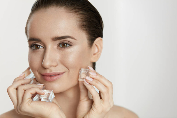 Skin Beauty Care. Woman Using Ice For Face Spa Treatment - Valokuva, kuva