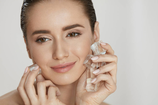 Skin Beauty Care. Woman Using Ice For Face Spa Treatment - Fotoğraf, Görsel