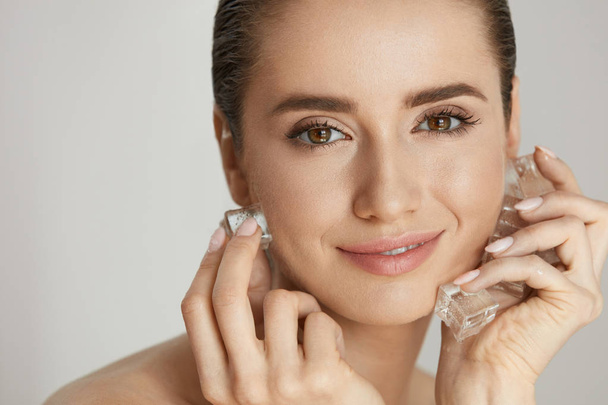 Skin Beauty Care. Woman Using Ice For Face Spa Treatment - Valokuva, kuva