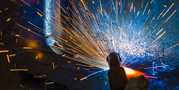 Промисловий зварювальник сталі на заводі технічного
, - Фото, зображення