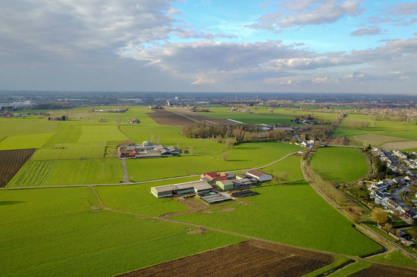 A légi felvétel a város és a mezőgazdasági területek  - Fotó, kép