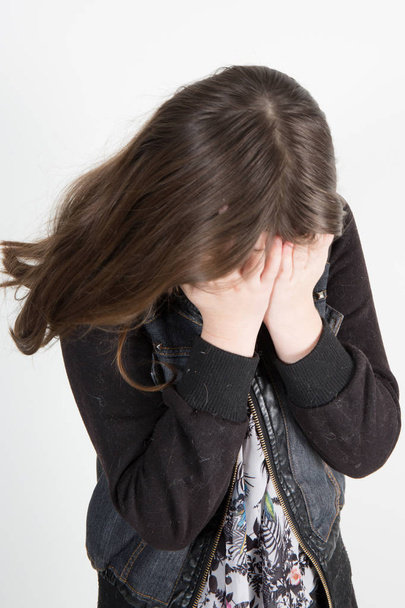 Üzgün ve yalnız kız yüzünü kaplayan bir eliyle ağlıyor - Fotoğraf, Görsel