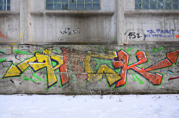 Το παλιό τείχος, βαμμένο σε χρώμα γκράφιτι σχεδίασης κόκκινο αερολυμάτων βαφές. Εικόνα φόντου για το θέμα της σχεδίασης graffiti και της street art - Φωτογραφία, εικόνα