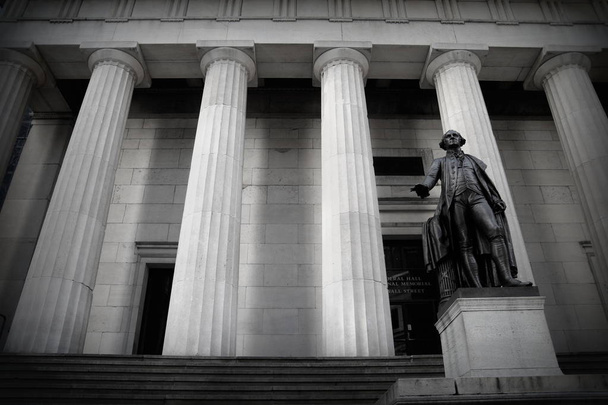 フェデラル ・ ホール、ウォール街、ニューヨークの前にジョージ ・ ワシントン像. - 写真・画像