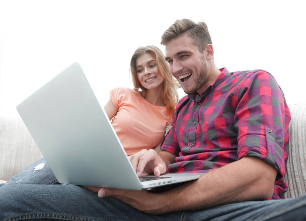 Felice coppia moderna navigare in rete e lavorare sul computer portatile a casa - Foto, immagini