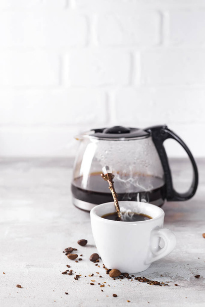 чашка гарячої кави зі скляним чайником на сніданок
. - Фото, зображення