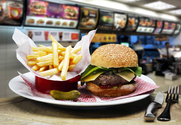 primer plano vista de fresco sabrosa hamburguesa jugosa y papas fritas
  - Foto, imagen