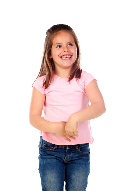 onnellinen pieni tyttö vaaleanpunainen t-paita poseeraa valkoisella taustalla
 - Valokuva, kuva