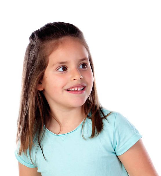 счастливая маленькая девочка в голубой футболке позирует на белом фоне
 - Фото, изображение