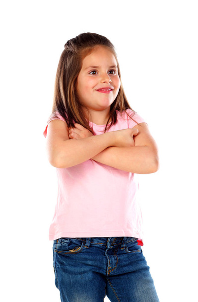 heureuse petite fille en t-shirt rose posant avec les bras croisés isolé sur fond blanc
 - Photo, image