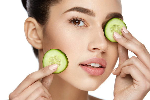 Beauty Face. Skin Care Treatment With Cucumber. - Fotoğraf, Görsel