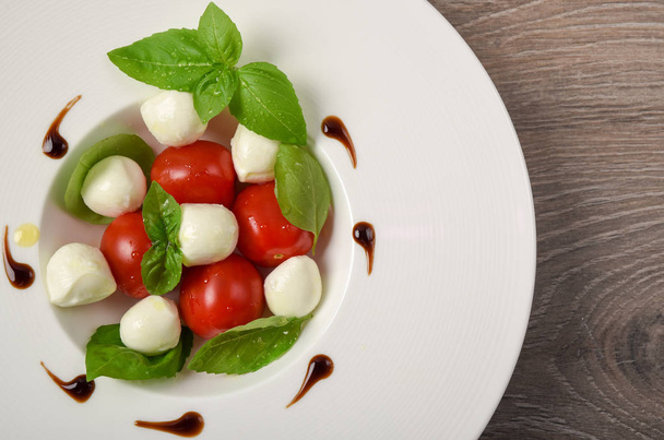 Caprese salad skewer with tomato, mozzarella and basil italian f - Valokuva, kuva