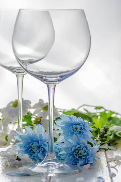 glasses for wine and flowers - Foto, Imagen