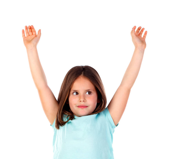 Eller yukarı ile poz t-shirt beyaz arka plan üzerinde izole mavi küçük kız - Fotoğraf, Görsel