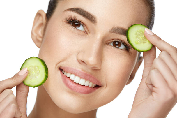 Beauty Face. Skin Care Treatment With Cucumber. - Valokuva, kuva