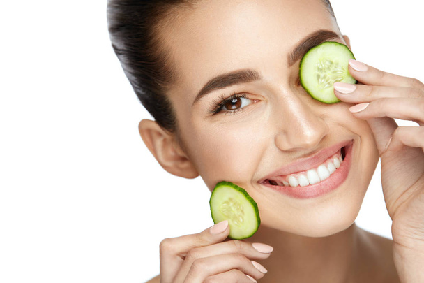 Beauty Woman Face With Fresh Skin In Spa - Foto, afbeelding