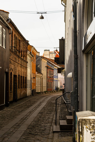 ヘルシンゲルにあるデンマークの古い町からの通り - 写真・画像