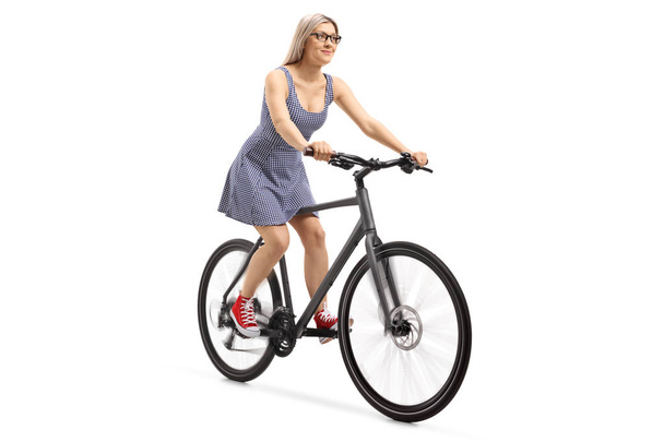 Jonge vrouw een fiets geïsoleerd op witte achtergrond - Foto, afbeelding