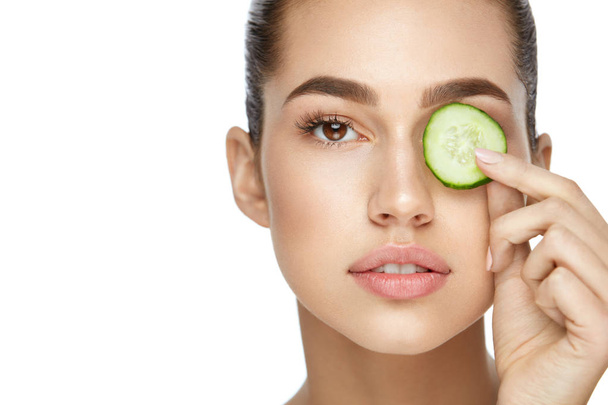 Eye Skin Care. Woman With Natural Makeup Using Cucumber - Fotó, kép