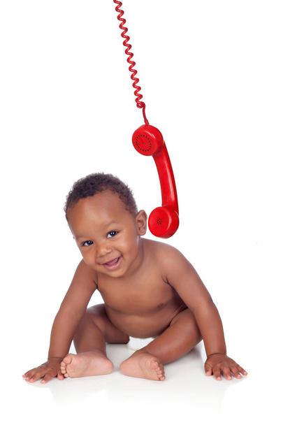 смішна і щаслива африканська дитина з червоним старовинним телефоном ізольована на білому тлі
 - Фото, зображення