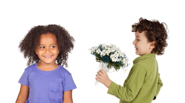 маленький хлопчик дає букет дівчинці ізольовано на білому тлі
 - Фото, зображення
