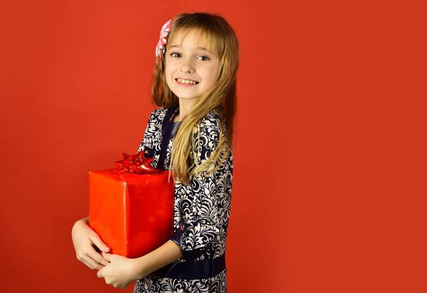 Child girl with present pack, cyber monday. child girl hold gift box, copy space - Φωτογραφία, εικόνα