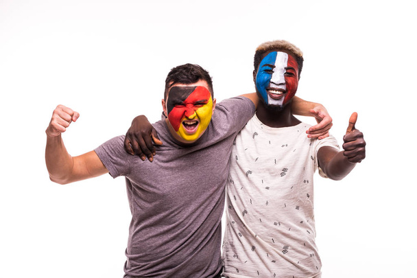 Fußballfans mit geschminktem Gesicht der Nationalmannschaften Frankreichs und Deutschlands isoliert auf weißem Hintergrund - Foto, Bild