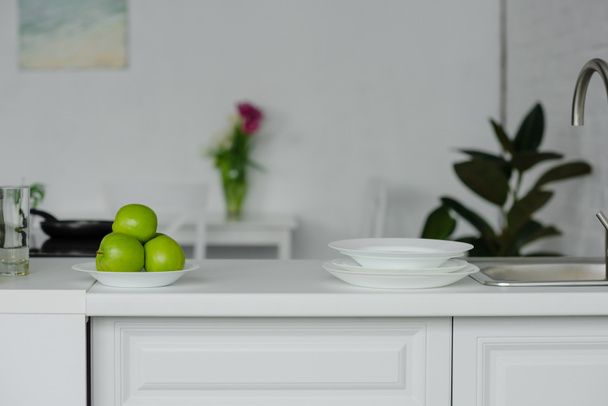 maçãs saborosas maduras no balcão da cozinha
 - Foto, Imagem