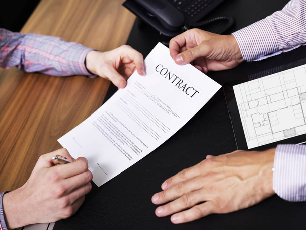 Man signing the contract - Photo, Image