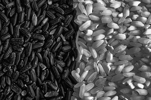 Fekete-fehér durva textúra rövid, fekete és fehér rizs fogalmának megfelelő táplálkozás és az egészséges életmód. Felülnézet, közeli, mint a háttér vagy a textúra - Fotó, kép