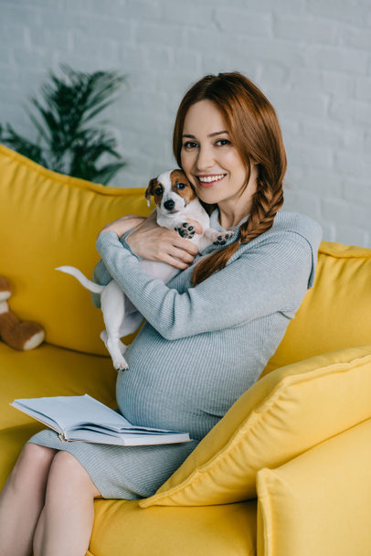 embarazada abrazo perro
 - Foto, imagen
