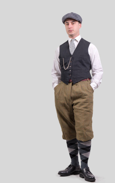 молодой человек в винтажной одежде в шляпе, в стиле 1930 года
 - Фото, изображение