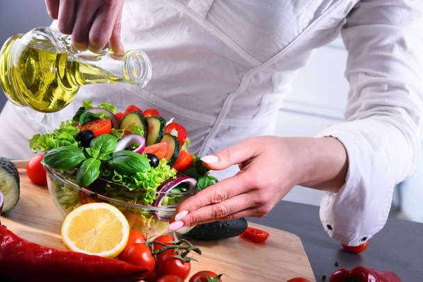 Preparación de una ensalada de verduras a partir de ingredientes orgánicos frescos
 - Foto, Imagen